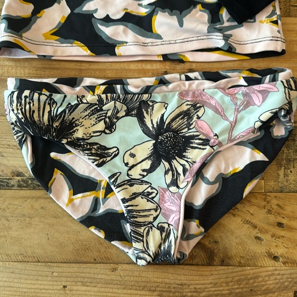 Maaji rash guard bathing suit with reversible bottoms size 6 - Picture 3 of 9